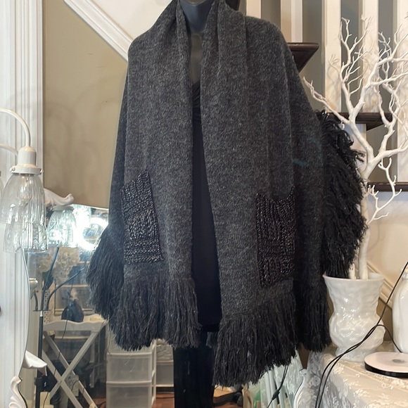 Grey Reading Shawl with Two Pockets - Picture 9 of 11